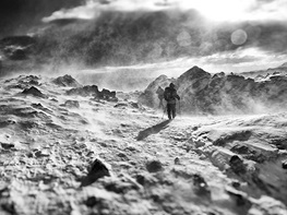 کوه‌پیمایی در کولاک کوه‌های انگلیس/عکس روز نشنال جئوگرافیک
