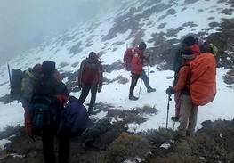 ۴ ساعت جدال برای نجات گردشگر آلمانی در کوه دماوند
