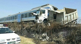 تصادف قطار و کامیون در گلوگاه