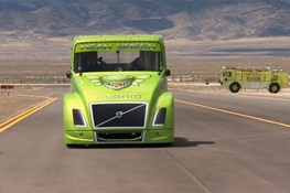 فیلم | کامیونی که با شتاب پورشه رکورد سرعت دنیا را شکست