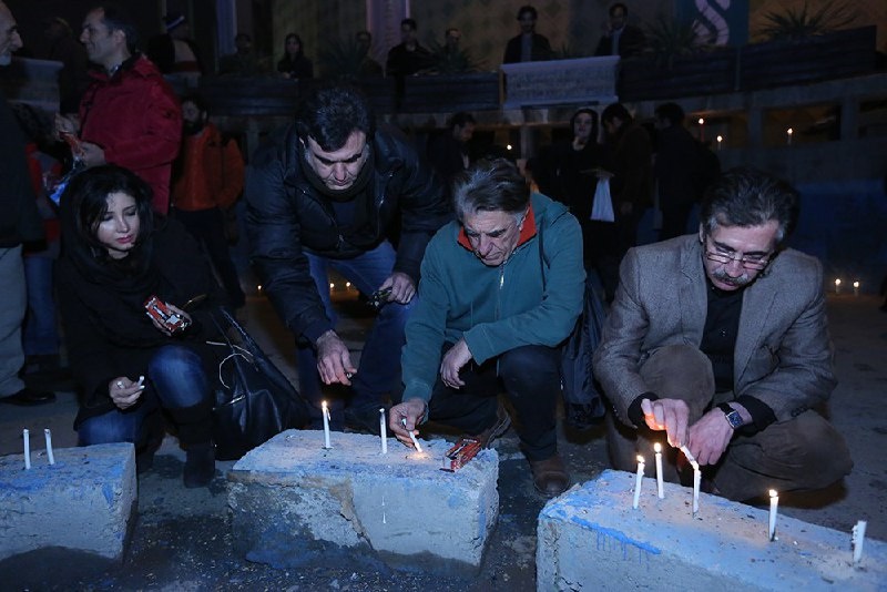 رضا کیانیان و دیگر هنرمندان در حال شمع روشن کردن برای آتش‌نشانان
