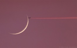 تصویر خارق‌العاده عبور هواپیما از مقابل ماه/عکس روز ناسا
