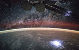 منظره خارق‌العاده زمین و کهکشان راه شیری از ایستگاه فضایی/عکس روز ناسا