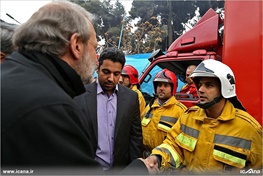 عکس| گفتگوی لاریجانی با آتش‌نشانان در محل حادثه پلاسکو