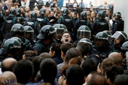 نظر شما درباره این عکس چیست؟/ حمله پلیس به جدایی‌طلبان کاتالونیا