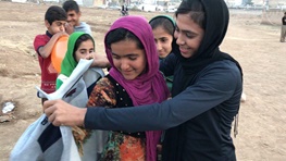 هدیه سهیلا منصوریان قهرمان ووشوی جهان به کودکان زلزله زده