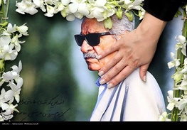 تصویری از مقبره گلباران شده پدر استقلال