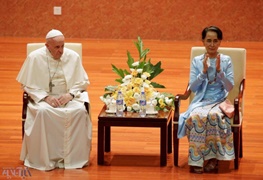 نظر شما دربارۀ این عکس چیست؟/ سکوت پاپ در میانمار