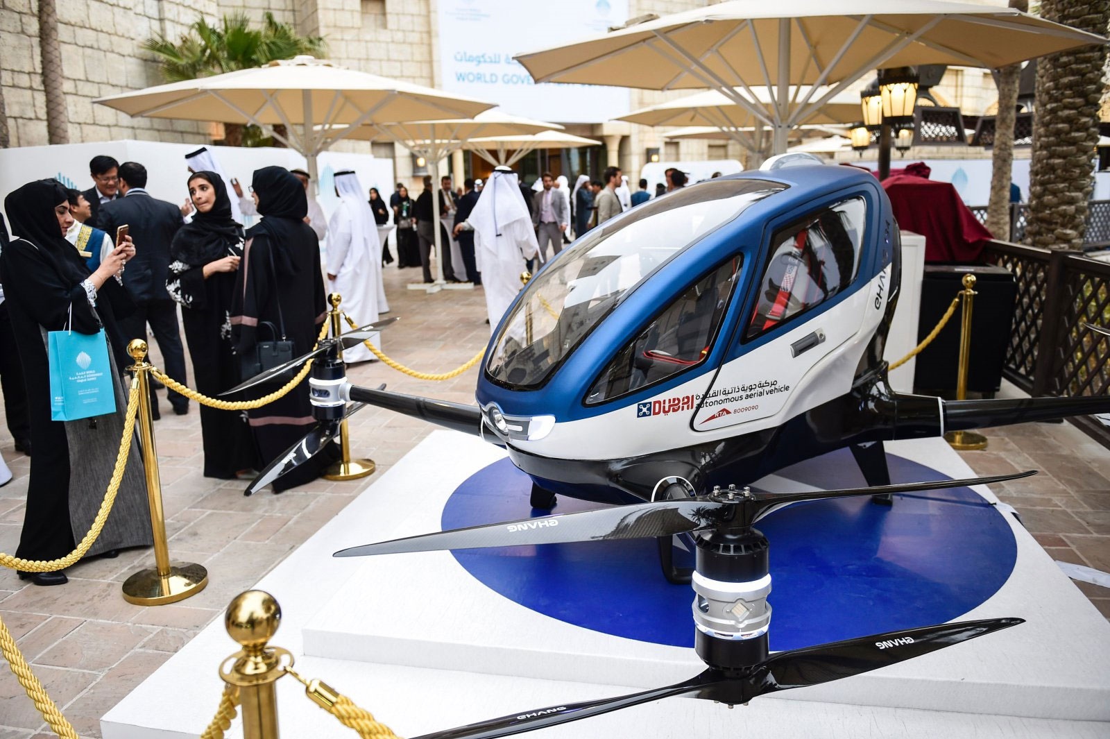 http://images.khabaronline.ir/images/2017/2/17-2-15-105411Drone-Flying-Cars-Will-Soar-Over-Dubai-This-Summer11.jpg