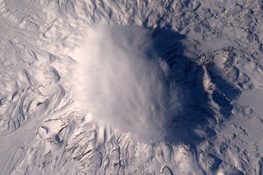 عکسی خارق‌العاده که فضانورد فرانسوی از کوهی در ایران منتشر کرد/کوهی با کلاه ابری