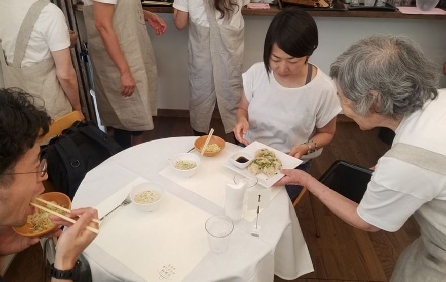 نتیجه تصویری برای رستورانی در توکیو با بیماران آلزایمر