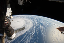 عکس خارق‌‌العاده توفان روی زمین از ایستگاه فضایی