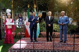 عکس| اهداء نشان افتخار از سوی رییس‌جمهور قزاقستان به علی‌اکبر صالحی