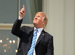 وقتی‌ رئیس جمهوری آمریکا ساده‌ترین نکته رصد کسوف را نمی‌دانست!/جنجال رصد بدون عینک در کاخ سفید