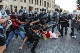 انتشار تصاویر ضرب و شتم یک پیرزن توسط پلیس آمریکا/عکس