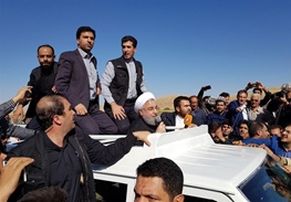 چرا حسن روحانی از روی ماشین با مردم زلزله‌زده کرمانشاه حرف زد؟ /توضیح درباره یک عکس