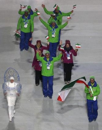 در مراسم افتتاحیه المپیک زمستانی سوچی لباس جلودار کاروان اعزامی ایران نسبت به سایر کشورها متفاوت بود.