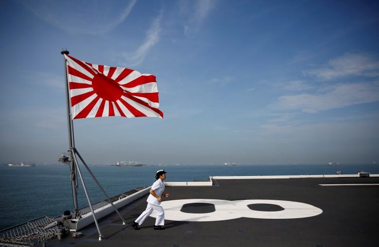 یوما اوزاکی، دریانورد، پس از بالابردن پرچم در ناو کاگا ژاپن و عزیمت آن به اقیانوس هند به پست خود می رود