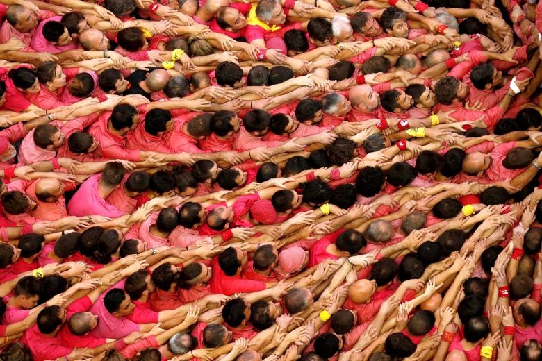 رقابت اعضای یک گروه در مسابقه تشکیل هرم انسانی در کاتالونیای اسپانیا