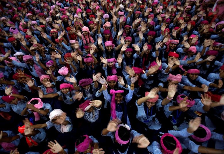 دانش‌آموزان دختر یک مدرسه در هند در جشن روز جهانی دختر 2018 سربند صورتی به سرشان بسته اند