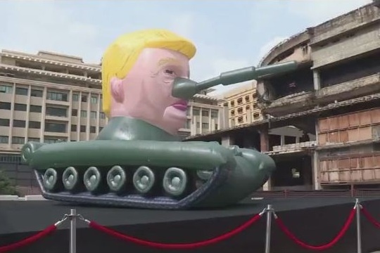 ساخت ماکت یک تانک به شکل ترامپ در بیروت