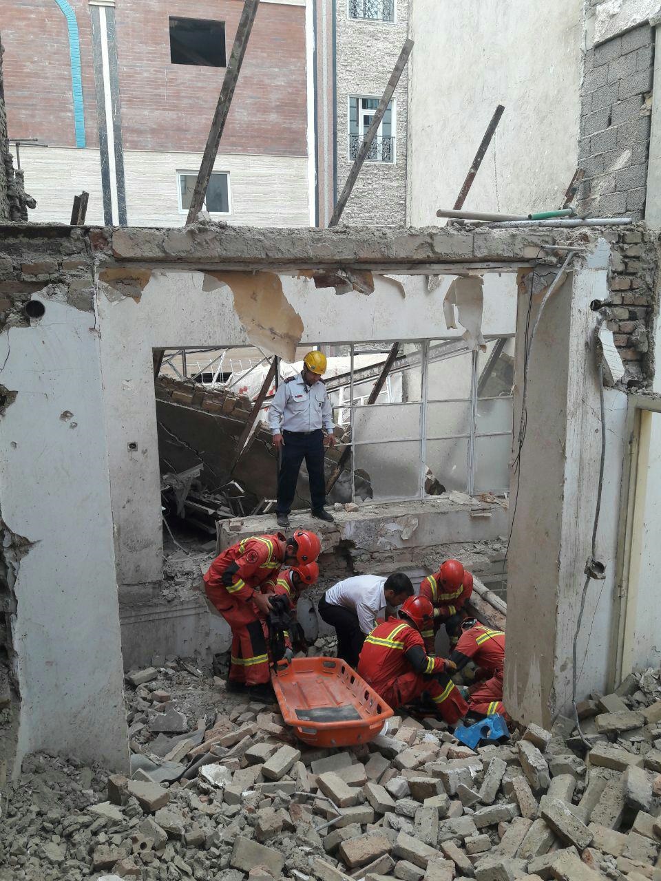 ریزش آوار یک ساختمان در حال تخریب در خیابان کارگر جنوبی