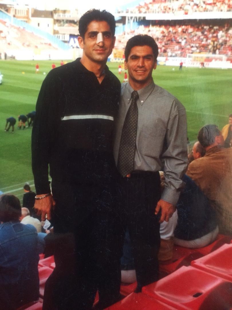 محمدرضا مهدوی در کنار مالک باشگاه شارلوا
