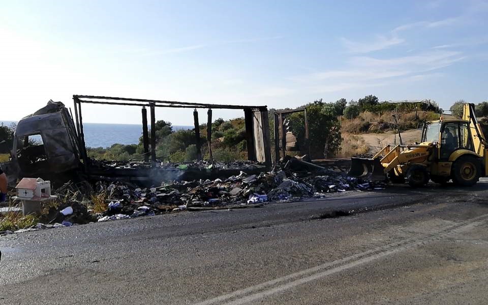 تصادف مینی ون با کامیون در یونان