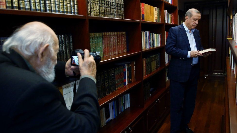 آرا گولر در حال عکاسی از اردوغان