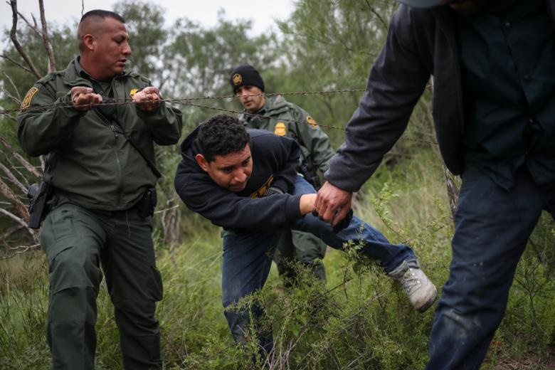 بارداشت مهاجران غیرقانونی در مرز آمریکا - مکزیک