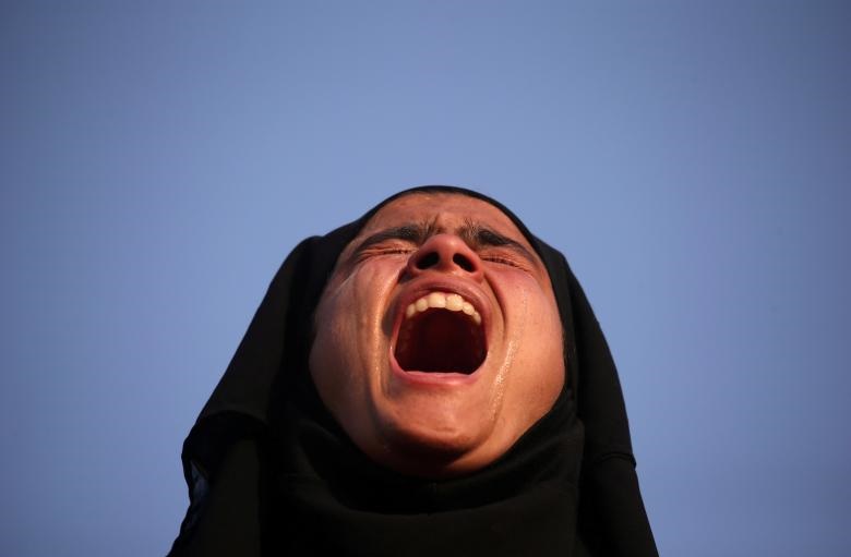 یک دختر در مراسم تشییه جنازه  Mehraj-ud-Din Bangroo در سرینگر گریه می کند