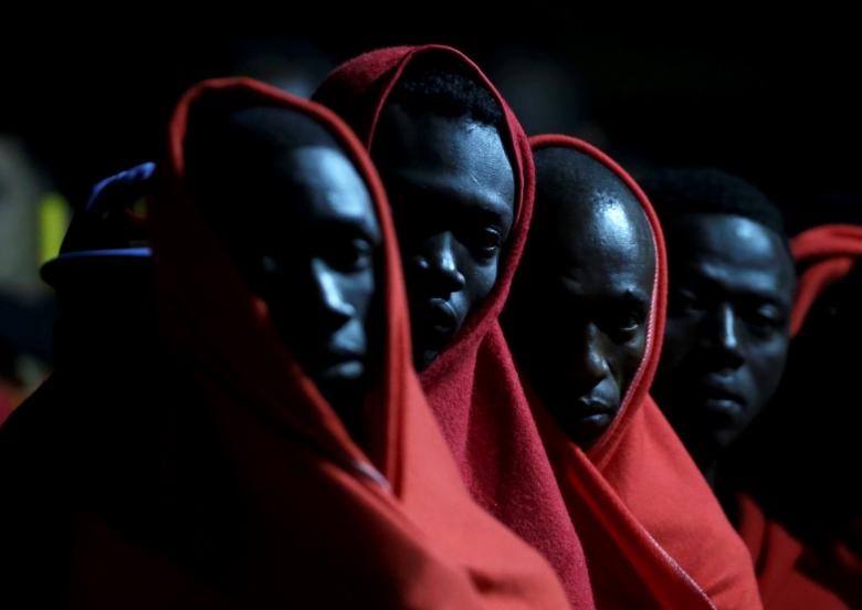مهاجرانی که در دریای مدیترانه دستگیر شده اند، پس از رسیدن به بندر مالاگا اسپانیا، منتظرهستند تا از قایق پیاده شوند