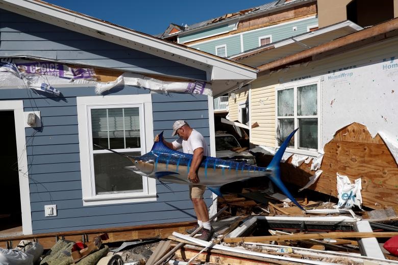 یک شهروند پس از فروکش کردن طوفان مایکل به خانه‌اش در ایالت فلوریدا آمریکا بازگشته و مشغول پاکسازی و نوسازی خانه است
