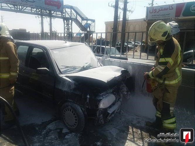 آتش سوزی پراید پس از برخورد با موانع بتونی وسط  جاده‌ خاوران