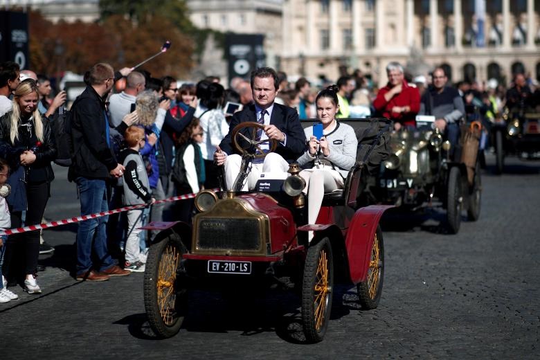 رژه خودروهای کلاسیک در پاریس