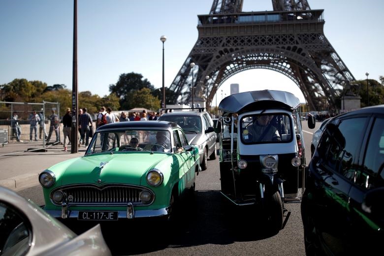 رژه خودروهای کلاسیک در پاریس