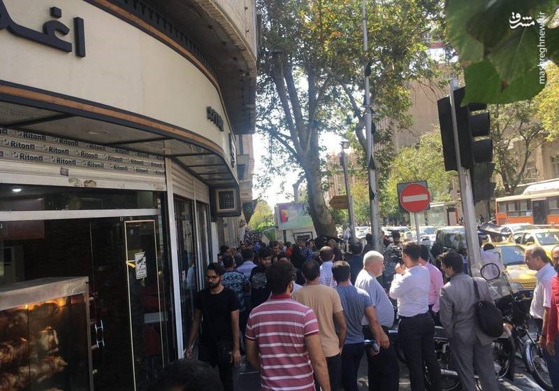 ازدحام دلارفروشان در فردوسی تهران