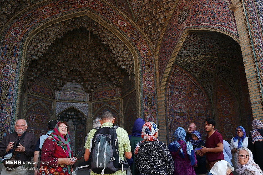 حضور گردشگران خارجی در مسجد نصیرالملک شیراز