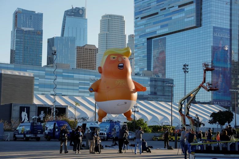 هوا کردن بالن بچه ترامپ در لس‌آنجلس