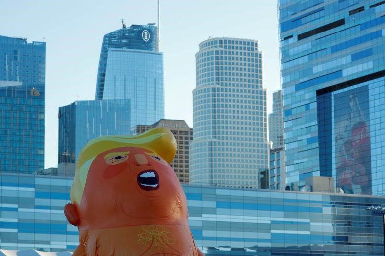 هوا کردن بالن بچه ترامپ در لس‌آنجلس