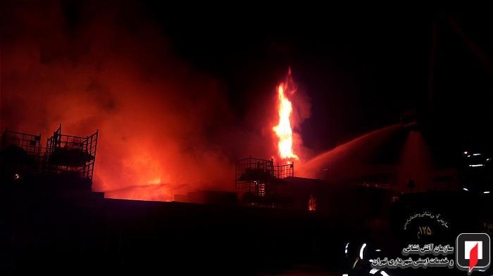 آتش سوزی گسترده انبار لوازم مستعمل شرکت تولید قطعات خودرو در بزرگراه شهید لشکری