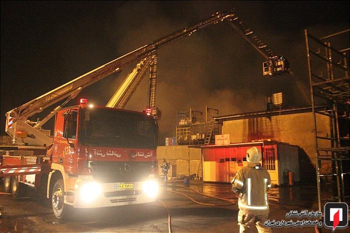 آتش سوزی گسترده انبار لوازم مستعمل شرکت تولید قطعات خودرو در بزرگراه شهید لشکری