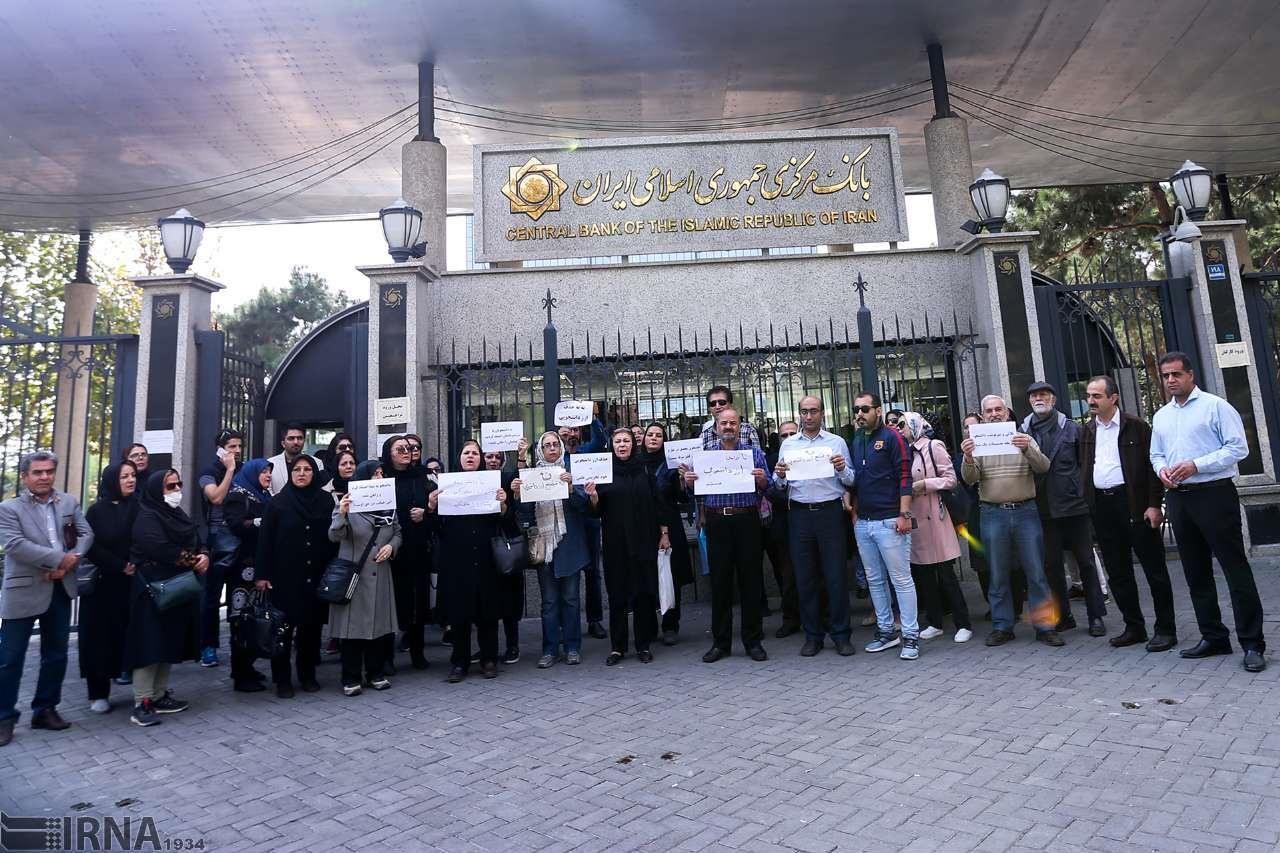 تجمع اعتراضی مقابل بانک مرکزی به حذف ارز دانشجویی