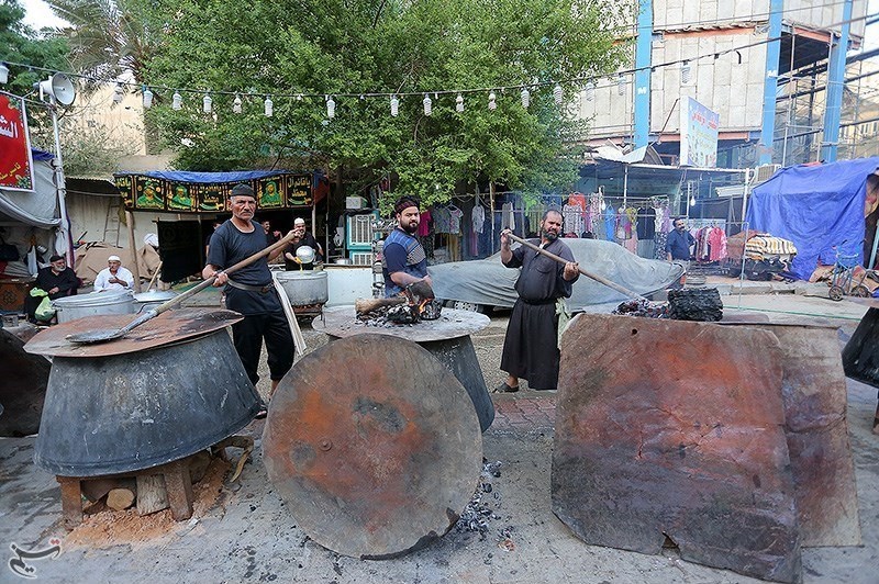 پذیرایی از زائران حسینی در اطراف بین الحرمین