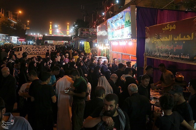 پذیرایی از زائران حسینی در اطراف بین الحرمین