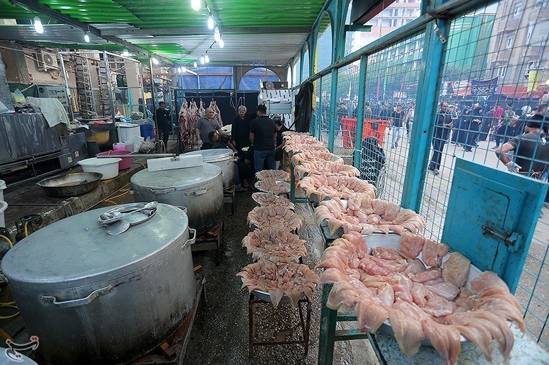 پذیرایی از زائران حسینی در اطراف بین الحرمین