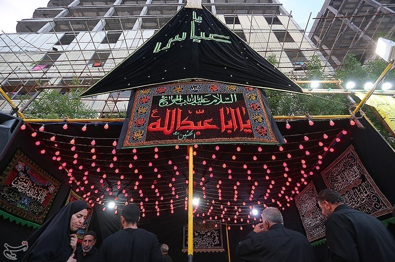 پذیرایی از زائران حسینی در اطراف بین الحرمین