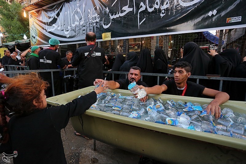 پذیرایی از زائران حسینی در اطراف بین الحرمین