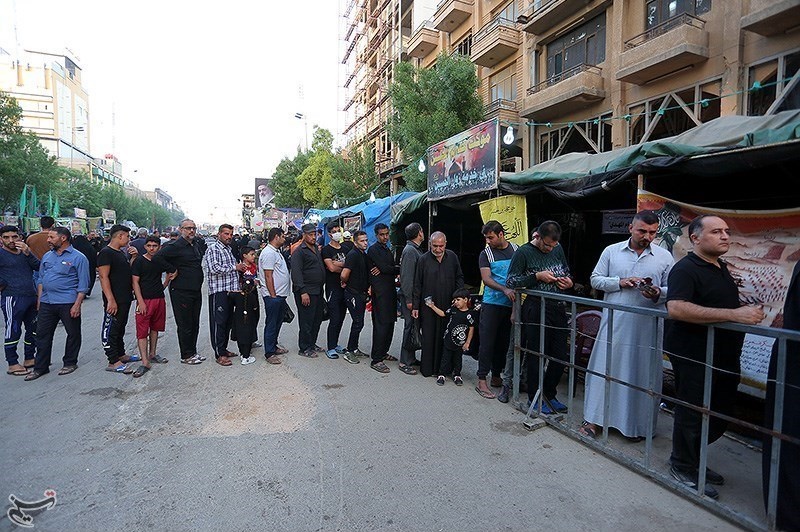 پذیرایی از زائران حسینی در اطراف بین الحرمین