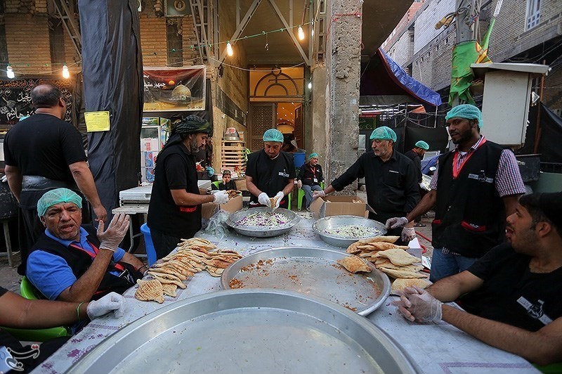 پذیرایی از زائران حسینی در اطراف بین الحرمین